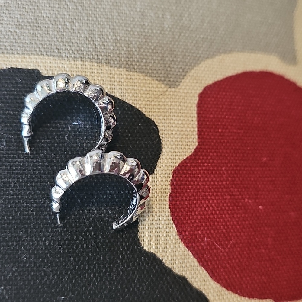 Silver Scalloped 1-Inch Hoop Earrings - Picture 2 of 8